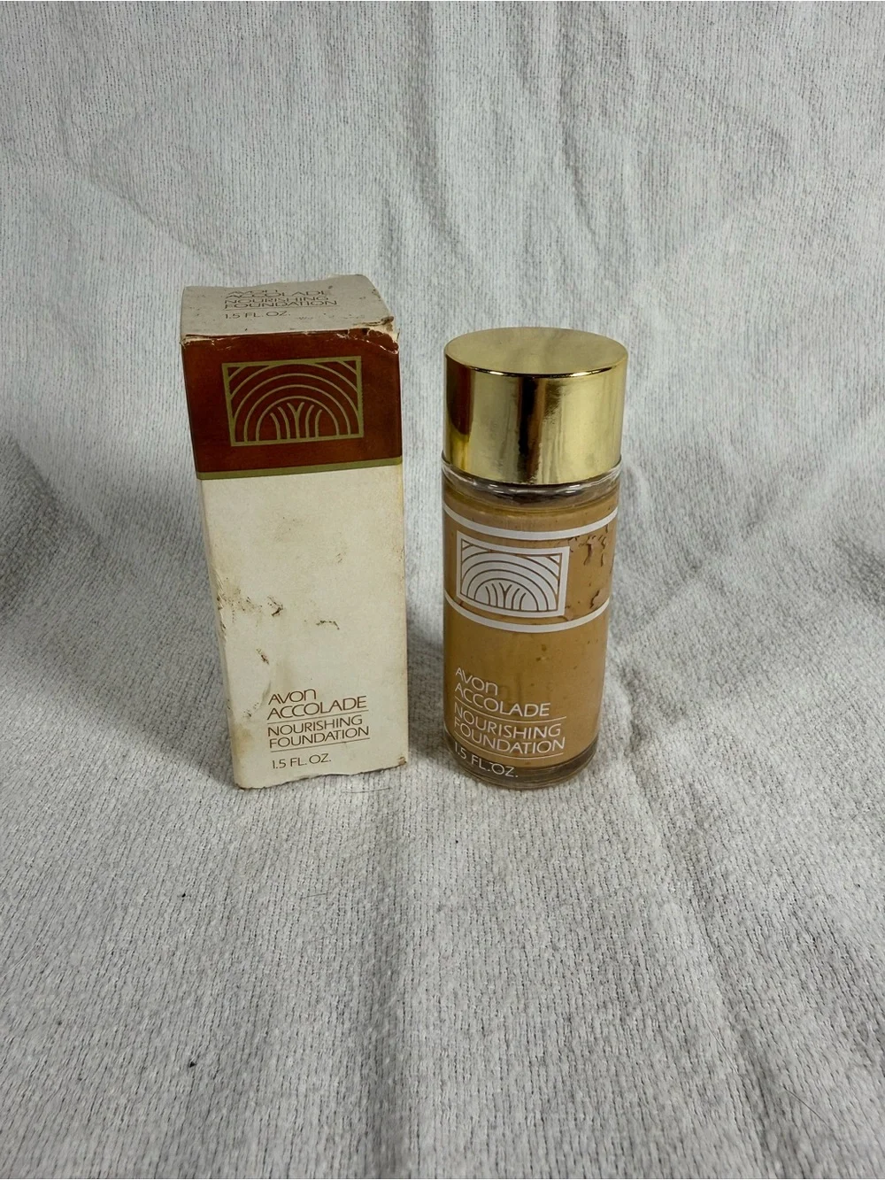 Vintage Avon Accolade Nourishing 1.5 FL. OZ. Foundation - Creamy Beige